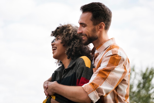 Vue latérale du couple heureux, passer du temps ensemble à l'extérieur