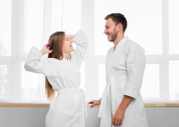 Vue latérale du couple en peignoirs se regardant