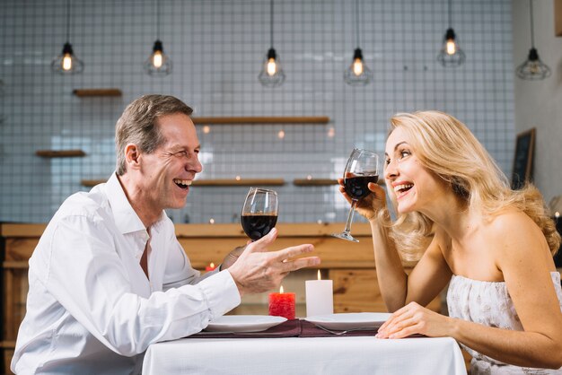 Vue latérale du couple pendant le dîner