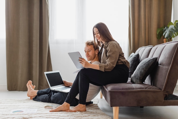 Vue latérale du couple prévoyant de redécorer la maison