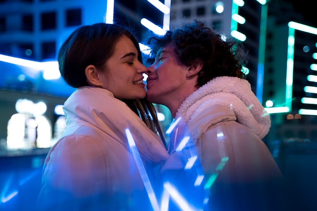 Vue latérale du couple romantique à l'extérieur pendant la nuit