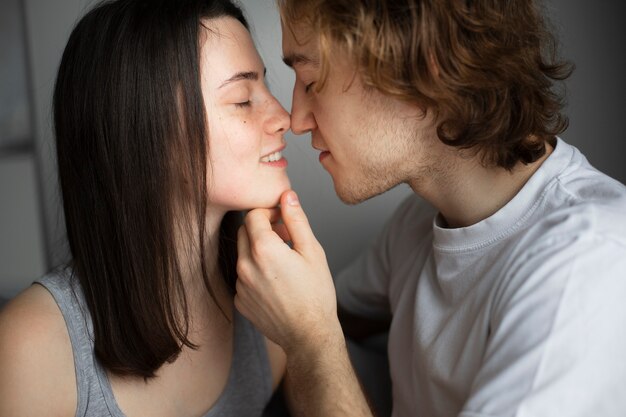 Vue latérale du couple s'embrassant presque