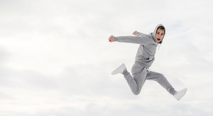 Photo gratuit vue latérale du danseur posant en dansant