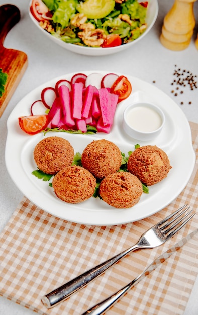 Vue latérale du falafel aux légumes frais