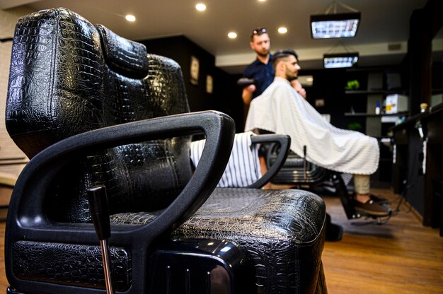 Vue latérale du fauteuil de coiffeur en cuir