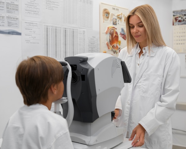 Photo gratuite vue latérale du garçon à l'examen oculaire