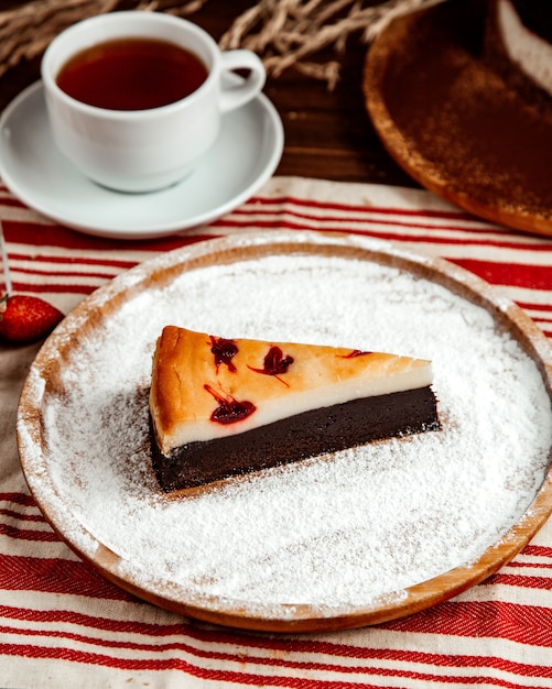 Photo gratuite vue latérale du gâteau au chocolat