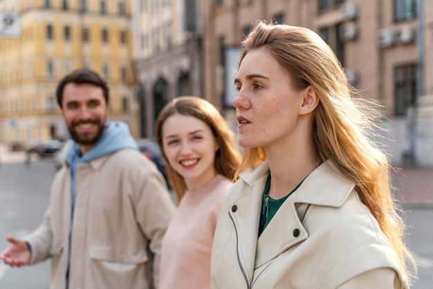 Vue latérale du groupe d'amis à l'extérieur dans la ville