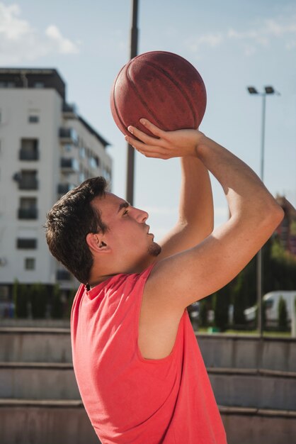 Vue latérale du joueur de basket-ball