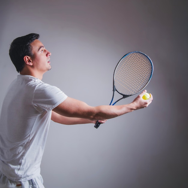 Photo gratuite vue latérale du joueur de tennis