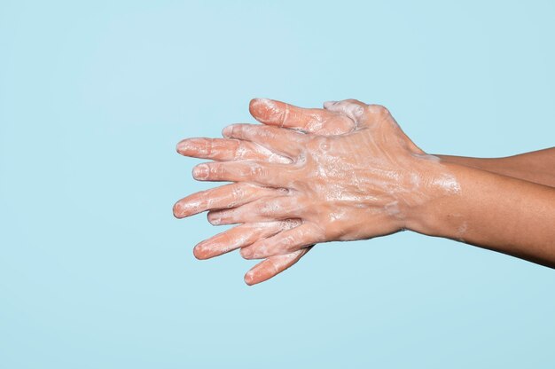 Vue latérale du lavage des mains