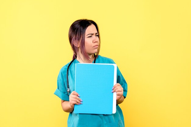 Vue latérale du médecin avec des documents pense à covid