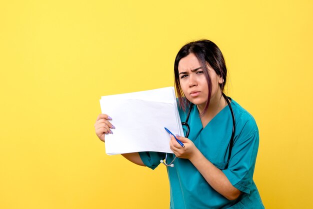 Vue latérale du médecin interroge les patients sur leurs analyses