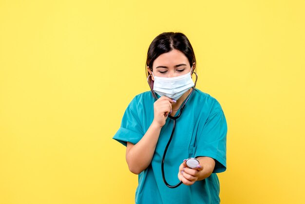 Vue latérale du médecin avec masque d'usure phonendoscope