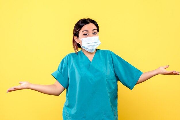 Vue latérale du médecin parle de masques pendant une pandémie