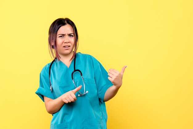 Vue latérale du médecin pense à covid