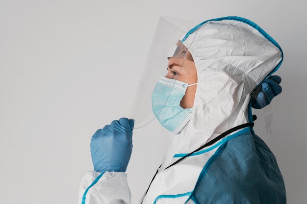 Vue latérale du médecin portant des vêtements de protection