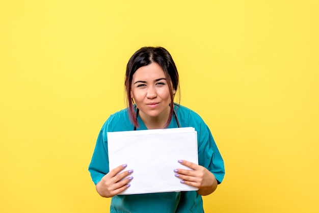 Vue latérale du médecin pose des questions sur les symptômes du covid