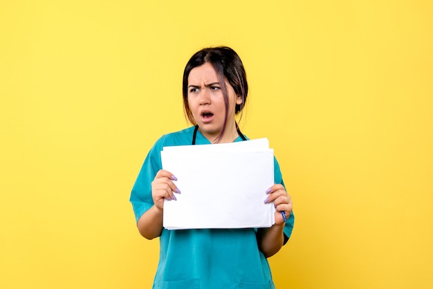 Vue latérale du médecin réfléchit à la façon de guérir les patients atteints de covid