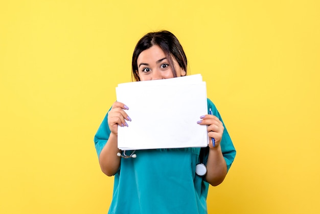 Vue latérale du médecin sait comment guérir les patients atteints de covid