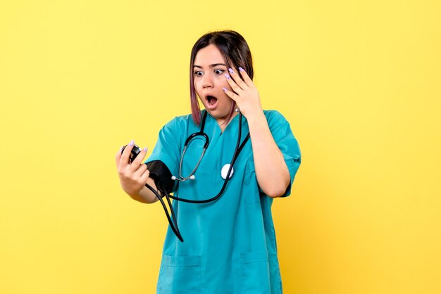 Vue latérale du médecin en uniforme médical est surpris par la pression