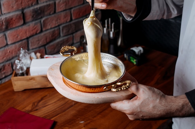 Vue latérale du mélange de gâteau dans un moule à pâtisserie