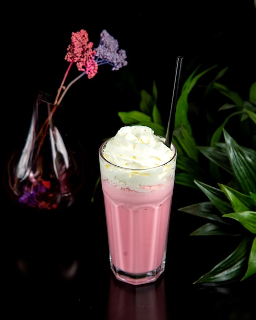 Vue latérale du milk-shake aux fraises