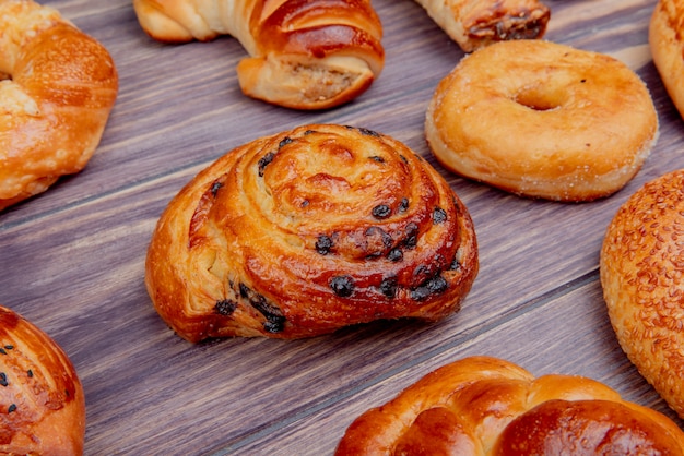 vue latérale du modèle de différents produits de boulangerie sur fond de bois