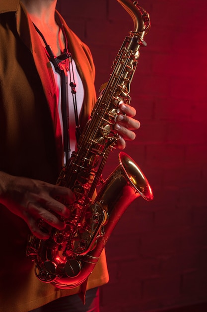 Photo gratuite vue latérale du musicien jouant du saxophone