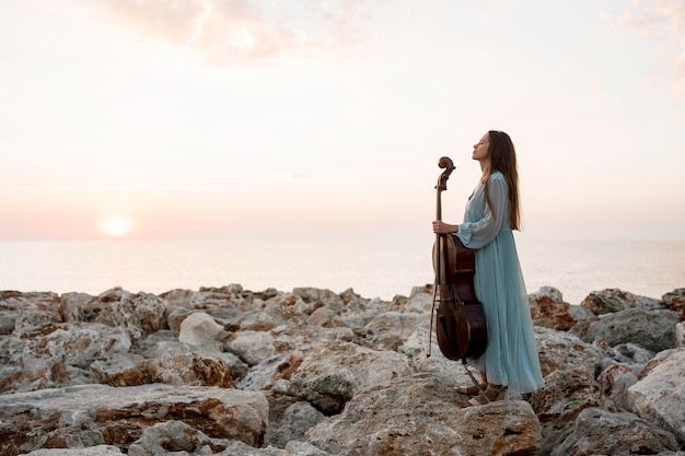 Vue latérale du musicien avec violoncelle