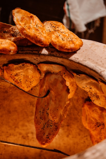 Vue latérale du pain tandoor azerbaïdjanais traditionnel cuit dans un four en argile appelé tandoor
