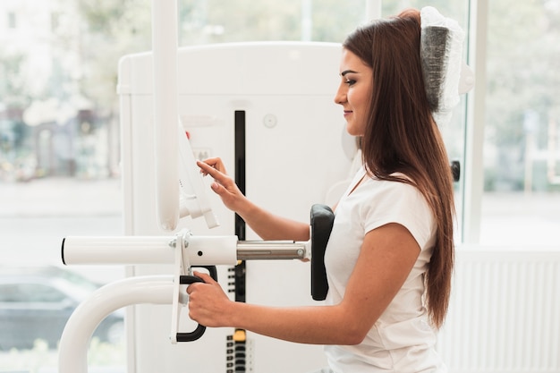 Vue Latérale Du Patient à L'aide D'une Machine D'entraînement Médical