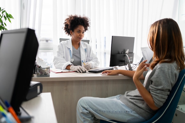 Photo gratuite vue latérale du patient parlant au médecin