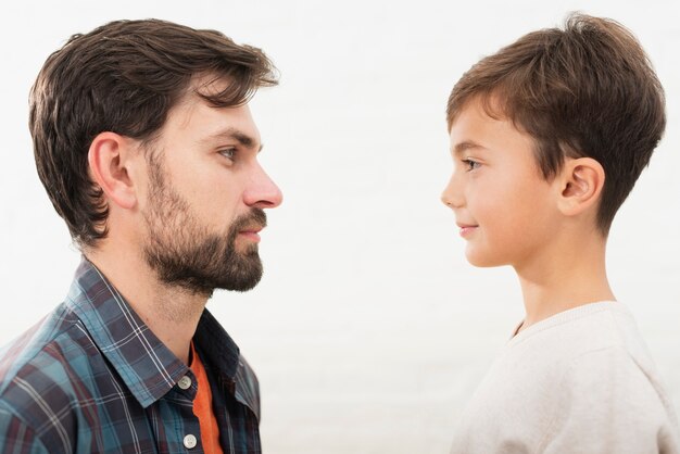 Vue latérale du père et du fils qui se regardent