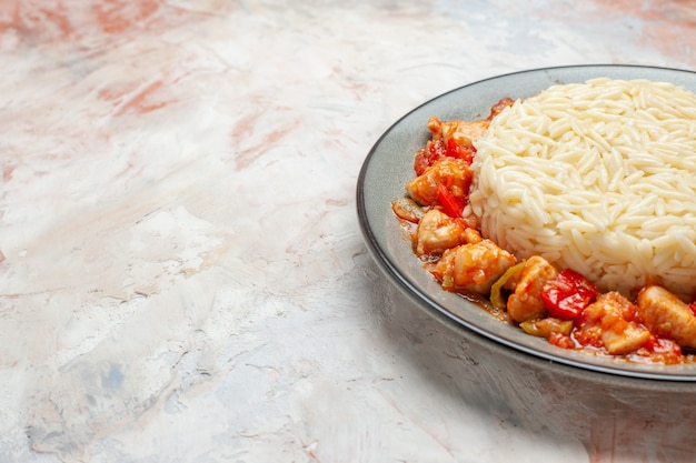 Photo gratuite vue latérale du repas de riz blanc avec poulet et tomate