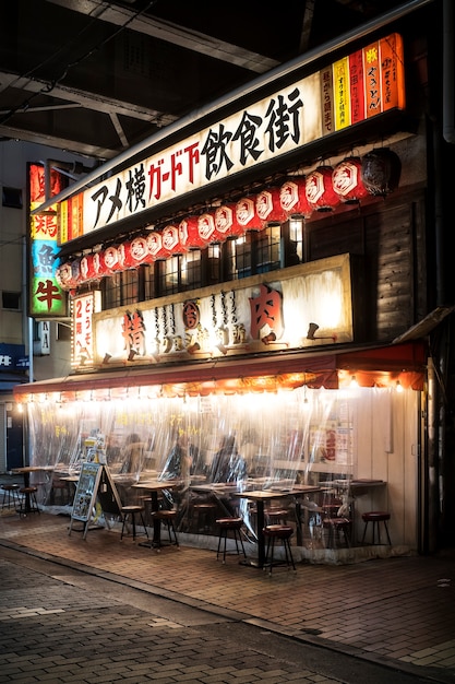 Photo gratuite vue latérale du restaurant japonais de cuisine de rue