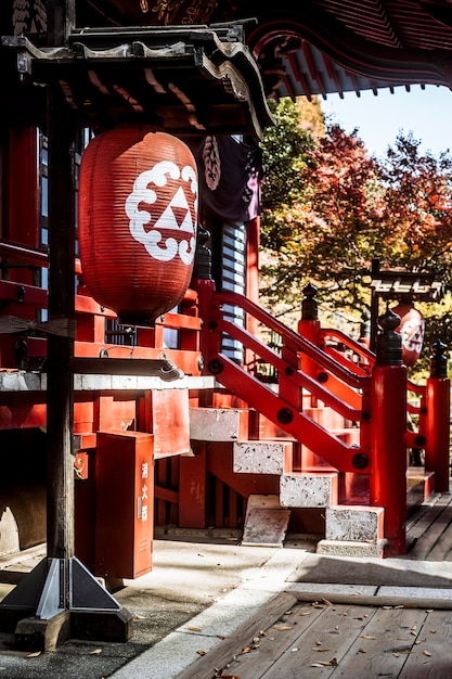 Vue latérale du temple japonais traditionnel en bois