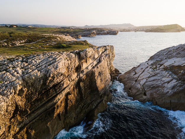 Photo gratuite vue latérale du terrain à côté de l'eau à la lumière du jour