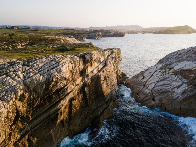 Vue latérale du terrain à côté de l'eau à la lumière du jour