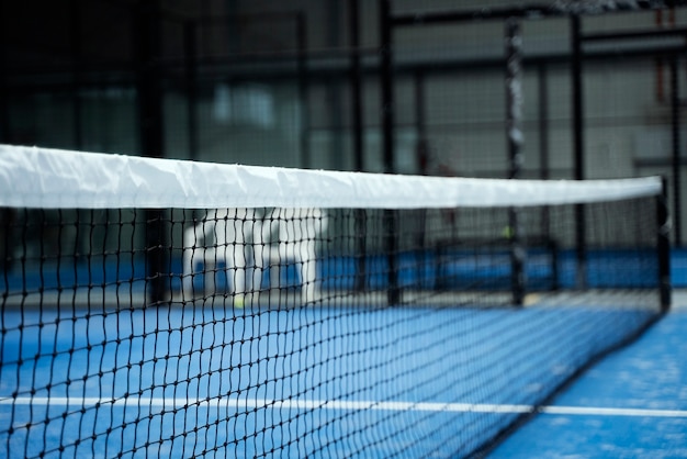 Vue latérale du terrain de paddle-tennis vide