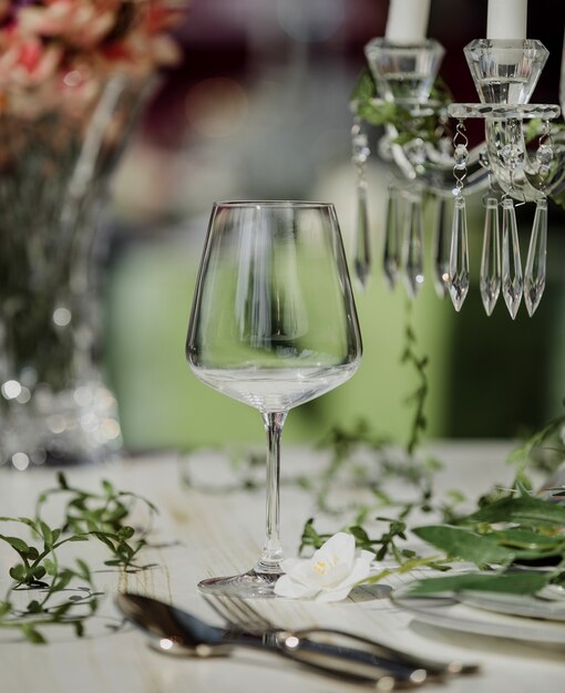 Vue latérale du verre de vin vide sur la table de mariage