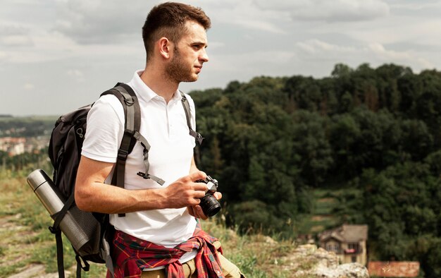 Vue latérale du voyageur prenant des photos