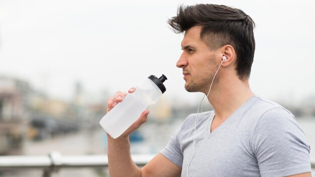 Vue latérale de l'eau potable pour hommes adultes