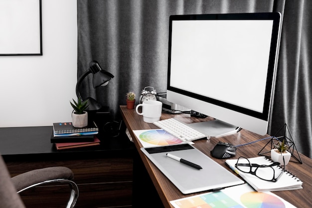 Vue latérale de l'écran de l'ordinateur sur l'espace de travail de bureau