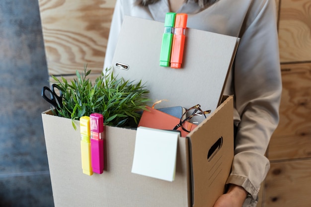 Photo gratuite vue latérale employé tenant une boîte en carton