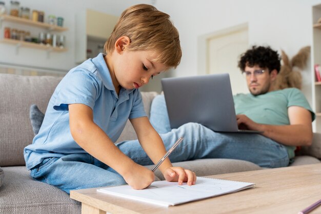 Photo gratuite vue latérale enfant dessinant à la maison