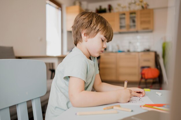 Vue latérale de l'enfant à la maison d'apprentissage