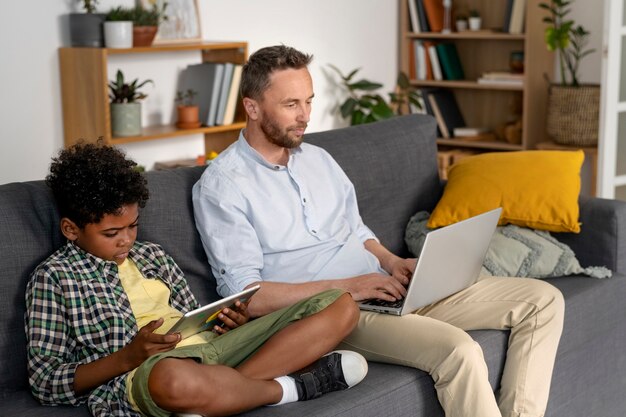 Vue latérale enfant et parent avec appareils