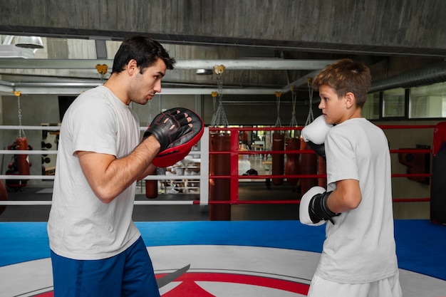 Photo gratuite vue latérale, enfant, pratiquer, boxe