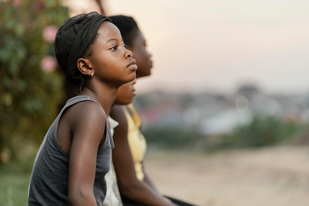 Vue latérale des enfants africains